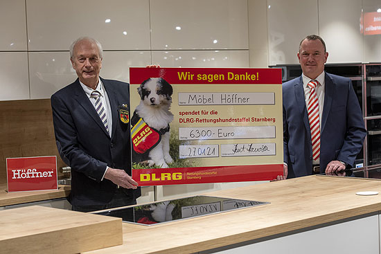 v.l. Eckart von der Gönne (Stellvertretender Vorstand der DLRG) und Knut Komossa (Möbel Höffner, Hausleitung) Scheckübergabe bei Möbel Höffner in Freiham bei München für die DLRG-Rettungshundestaffel Starnberg am 27.01.2021. Fotocredit Hannes Magerstaedt hannes@magerstaedt.de Tel.01728178700